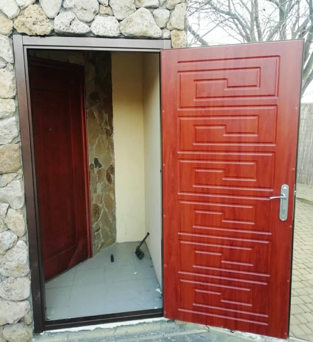 Коричневые входные металлические двери в Одессе